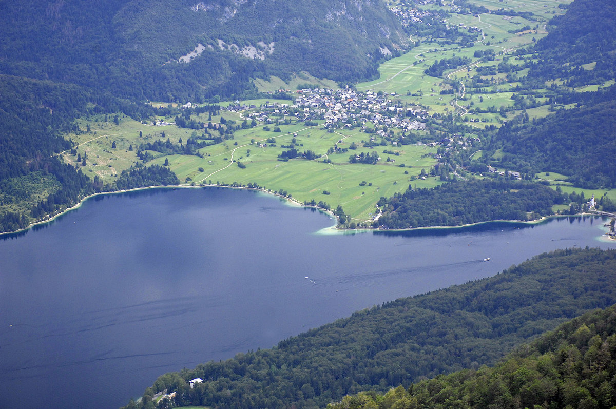 Der Bohinjsko jezero (deutsch: Wocheiner See, auch Bohinjsee) bei Ribčev Laz in Slowenien. Aufnahme: 2. August 2016.