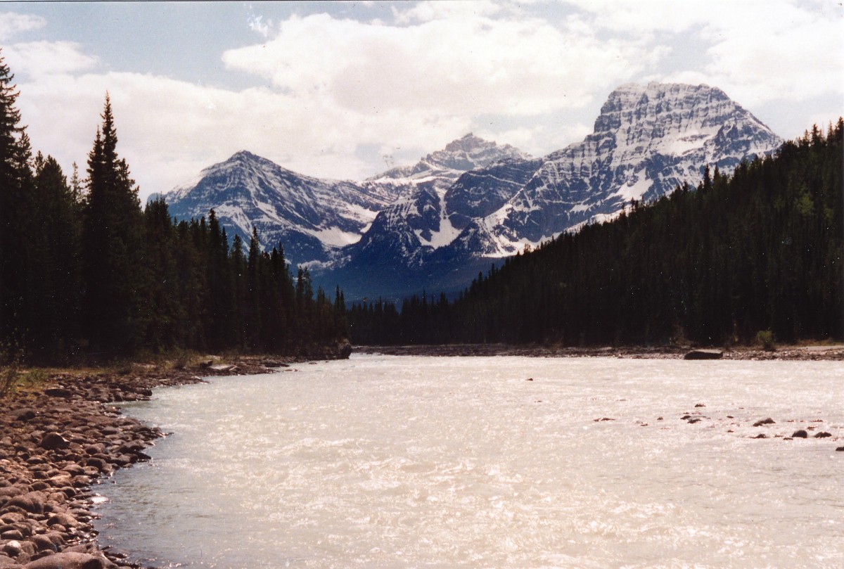 Der Bow River ist ein 623 Kilometer langer Fluss in der kanadischen Provinz Alberta. Aufnahme: Mai 1987 (digitalisiertes Negativfoto).