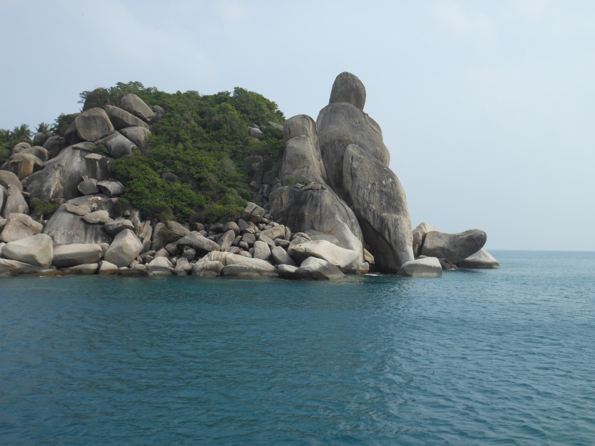 Der Buddha Rock in Tao Tong auf Koh Tao, aufgenommen vom Tauchboot aus im Jänner 2014