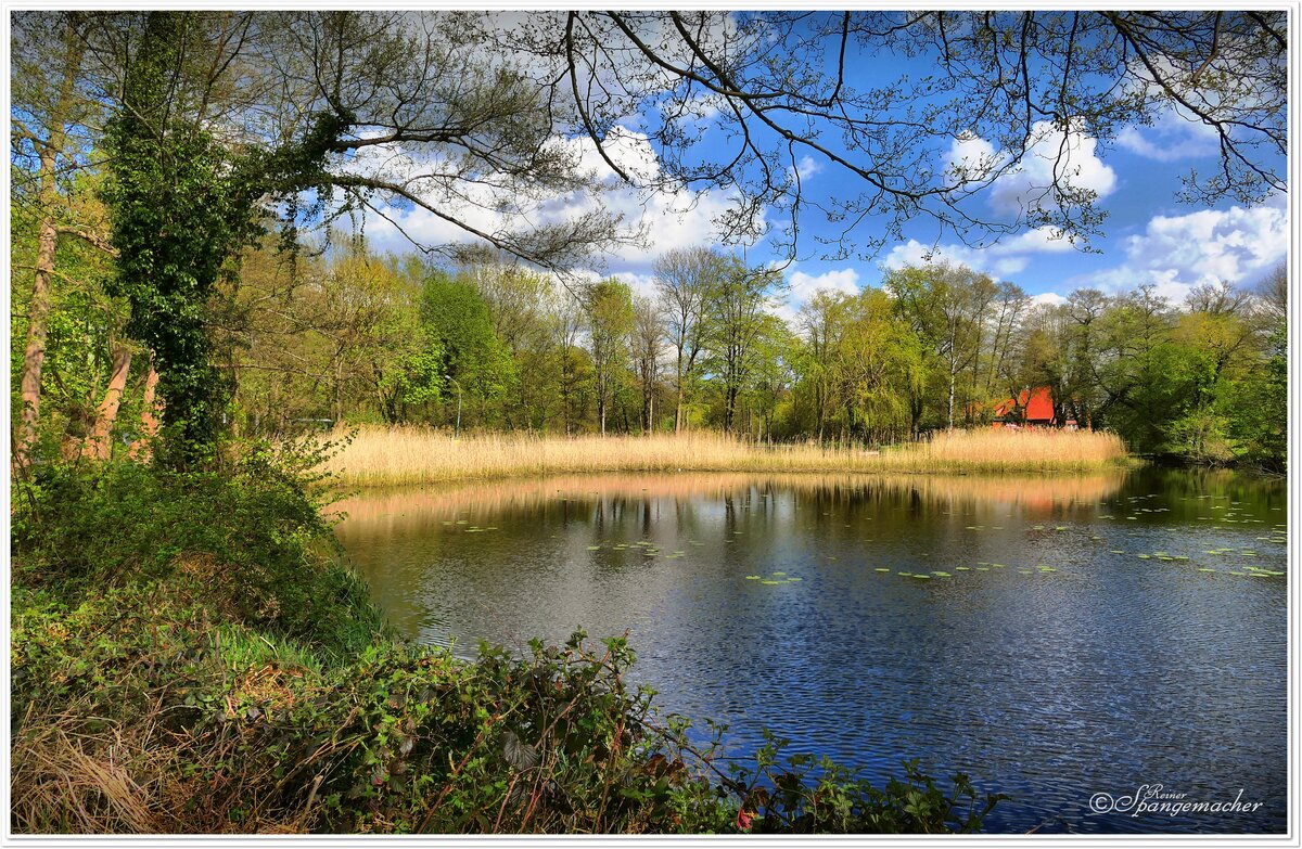 Der Burgteich am Campingplatz Löweninsel. Lauenbrück Samtgemeinde Fintel im Kreis Rotenburg (Wümme). Im April 2022