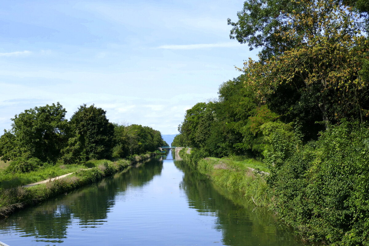 der Colmar-Kanal, 1864 wurde der 13Km lange Handelskanal eröffnet, ist heute nur noch Freizeitkanal, verbindet den Rhein-Rhone-Kanal mit der Stadt Colmar im Elsaß Aug.2025