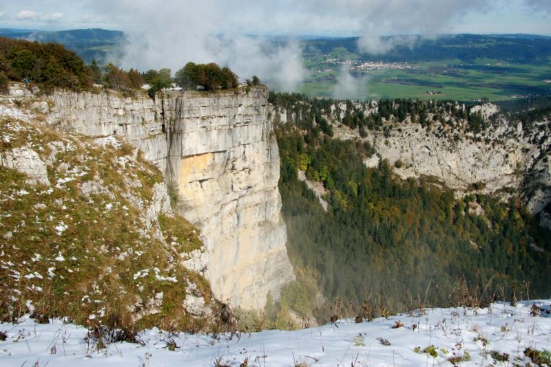 Der Creux-du-Van ist ein Ausrumkessel in der Neuenburger Jura. Er ist ca. 1200 m breit und 500 m tief. Die Gesamtlnge der senkrecht abfallenden Fellswnde betrgt ca. 4 km. Der Kessel ist durch Erosion in der letzten Eiszeit entstanden. Der Creux-du-Van liegt in 1400 m Hhe beim Mont Soliat. Creux-du-Van, 13.10.2013