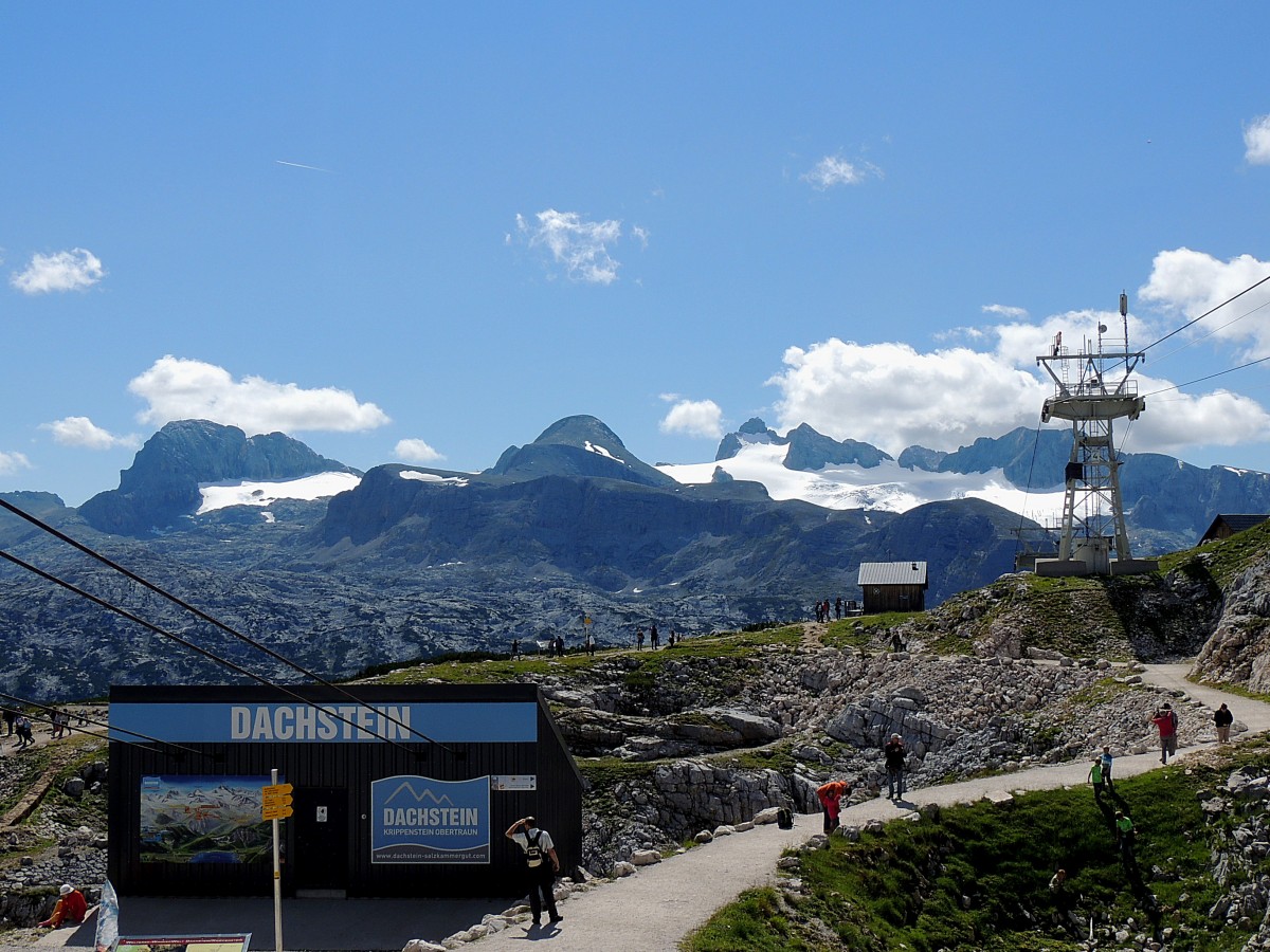 Der Dachstein ist mit Seilbahnen erschlossen, und bringt Touristen in die felsige Gegend; 140817