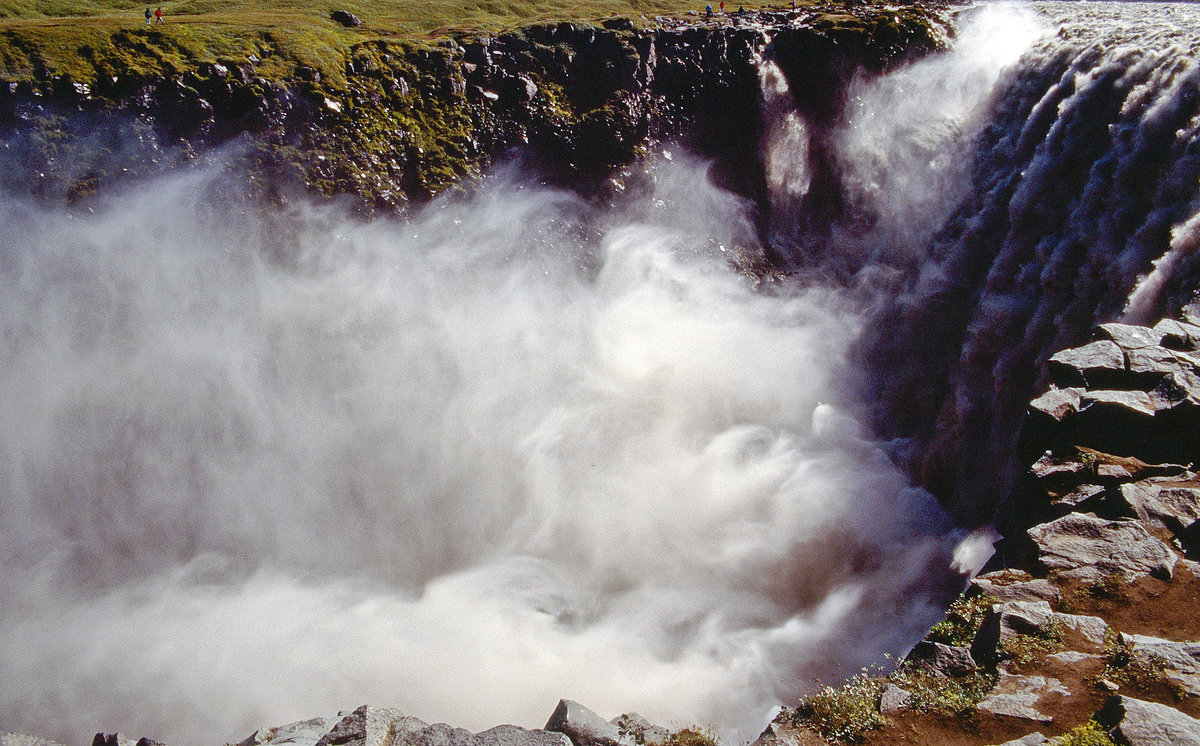 Der Dettifoss  ist der größte Wasserfall im Nordosten Islands und durch die Kombination aus Volumenfluss und Fallhöhe, knapp vor dem Rheinfall, der leistungsstärkste Wasserfall Europas. Bild vom Dia. Aufnahme: August 1995.