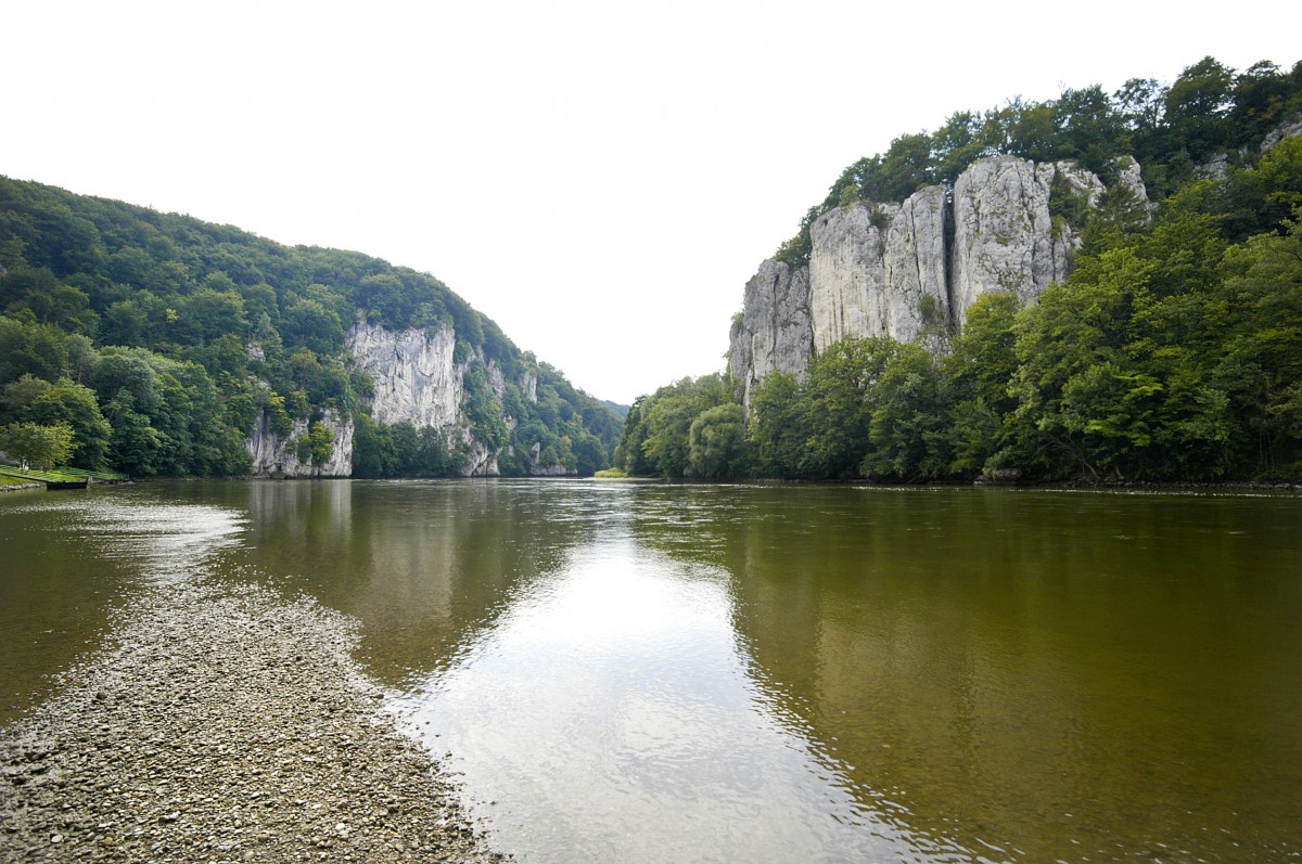 Der Donaubruch ist ein Naturschutzgebiet bei Weltenburg. Das Durchbruchstal wird von bis zu 80 Meter hohen Felswänden begrenzt. Aufnahme: Juli 2008.