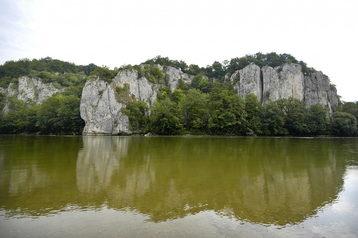 Der Donaudurchbruch bei Weltenburg ist ein Naturschutzgebiet im niederbayerischen Landkreis Kelheim. Aufnahme: Juli 2008. Das Gebiet wird offiziell Weltenburger Enge genannt. Die Kalkstein-Formationen tragen phantasiereiche Namen wie Die drei feindlichen Brüder, Räuberfelsen, Kuchelfelsen, Versteinerte Jungfrau, Bayerischer Löwe, Bischofsmütze, Zwei Sich-Küssende, Römerfelsen, Peter und Paul, Bienenhaus (ein Stein mit Höhlungen wie Bienenwaben), Napoleons Reisekoffer (den er nach einer Sage beim Rückzug vergessen haben soll).