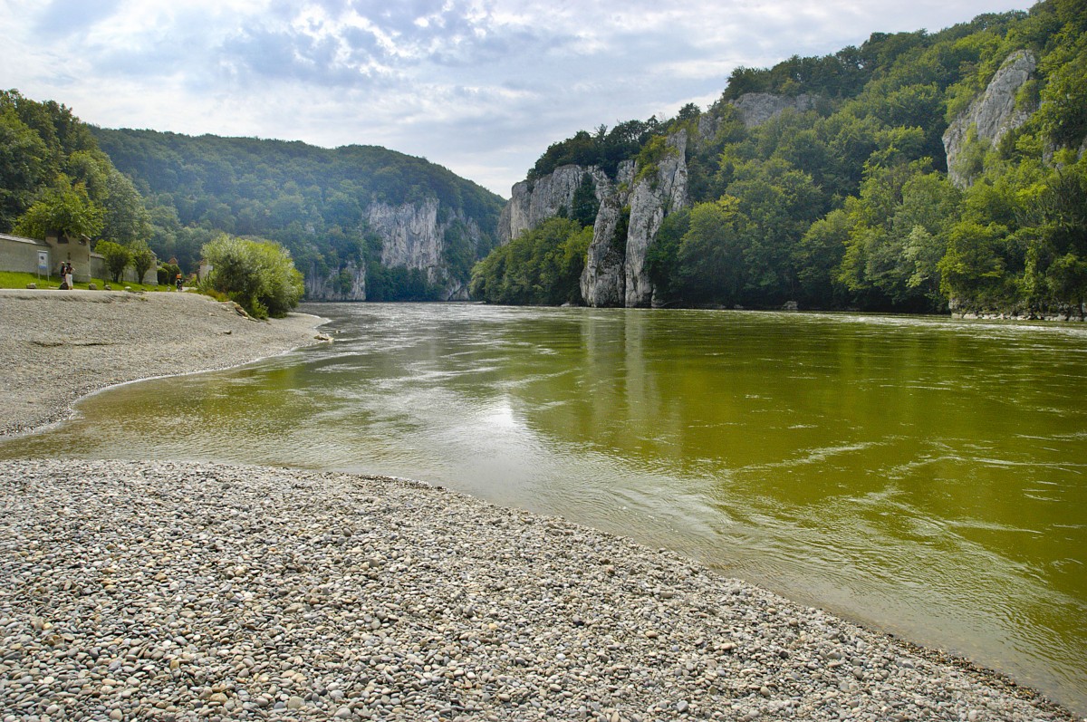 Der Donaudurchbruch bei Weltenburg.Das Durchbruchstal wird von bis zu 80 m hohen Felswänden begrenzt, in denen zahlreiche kleinere Höhlen liegen. Zwischen der sogenannten Stillen und der Langen Wand verengt sich der Strom bis auf 110 Meter und erreicht eine Wassertiefe von 20 Meter. Aufnahme: Juli 2008.