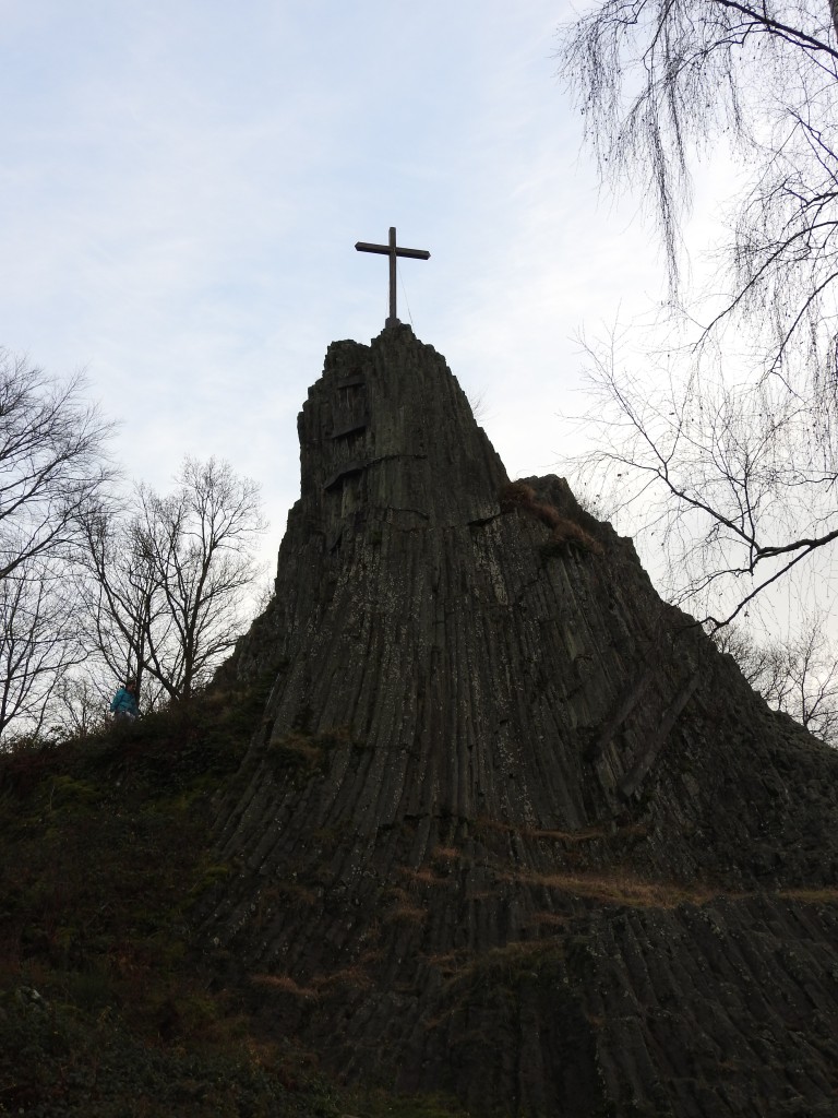 Der DRUIDENSTEIN bei BETZDORF-KIRCHEN/SIEG,vor 25 Millionen Jahren zu Säulen
erstarrte Lava,vermutlich schon von den Kelten als religiöse Kultstätte benutzt.
Nach einem Blitzeinschlag 1979 wurde er mit Stahlseilen gesichert..
ein beeindruckendes Naturdenkmal,am 29.12.2015