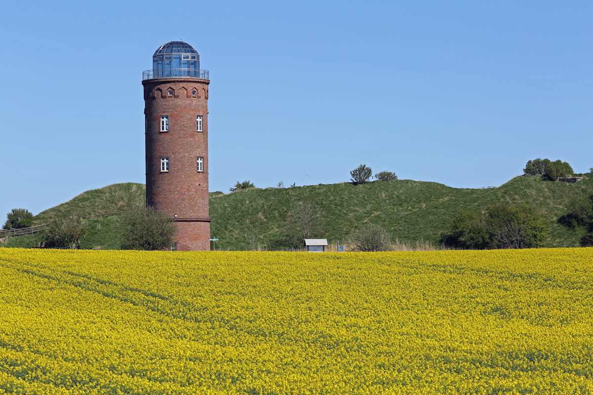 Der ehemalige Peilturm am Kap Arkona zwischen blühendem Rapsfeld und der slawischen Kultstätte Jaromarsburg . - 08.05.2018