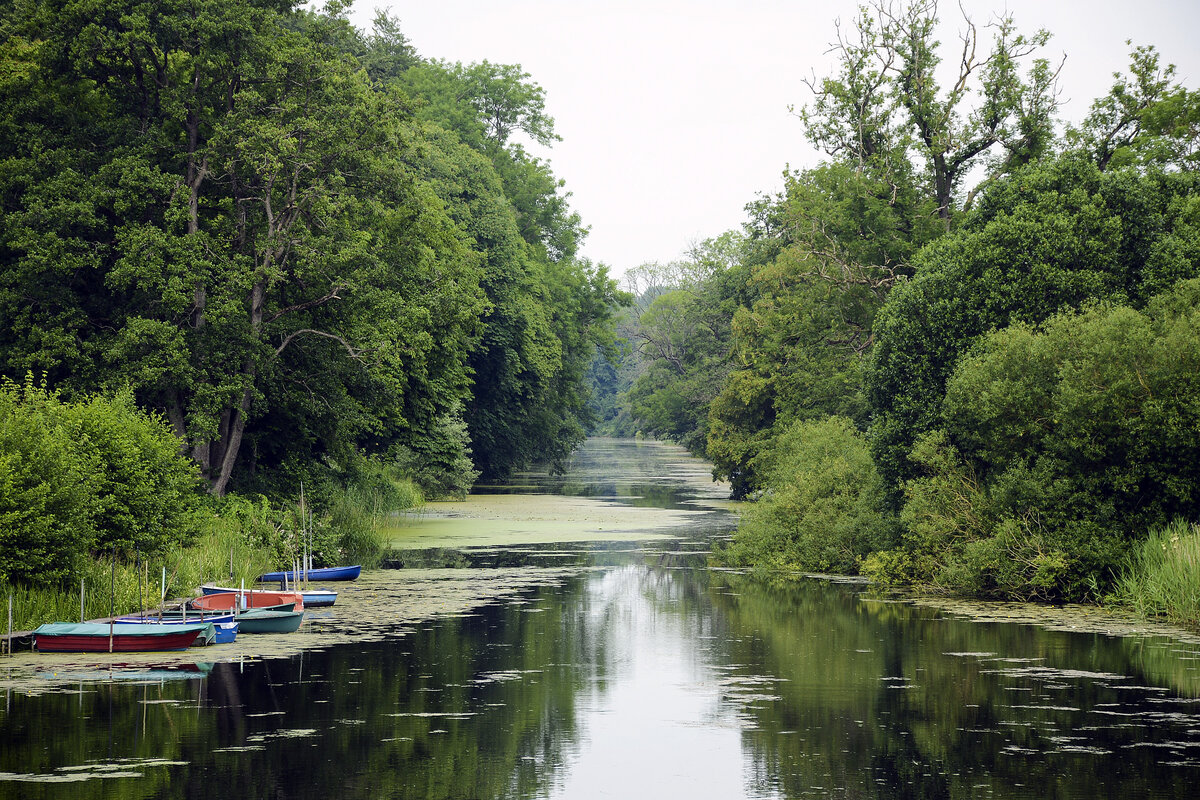 Der Eiderkanal (ursprünglich »Schleswig-Holsteinscher Kanal auch »Alter Eiderkanal«) war eine zwischen 1778 und 1785 gebaute Wasserstraße, welche die Kieler Förde mit der Untereider bei Rendsburg verband. Der Kanal selbst war 34 Kilometer lang und ermöglichte mit seiner Anbindung an die Eider, die bei Tönning in die Nordsee mündet, erstmalig einen kurzen Schifffahrtsweg zwischen Ost- und Nordsee. Aufnahme: 29. Juni 2021.