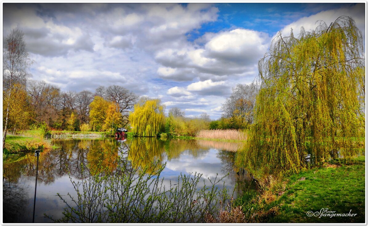 Der Fleetsee bei Fintel im April 2021, gebaut als Regenrückhaltebecken. Der kleine Park ist beliebt bei Ausflüglern, am rechten Bildrand befindet sich eine Köhlerhütte, gut zum Grillen geeignet. 