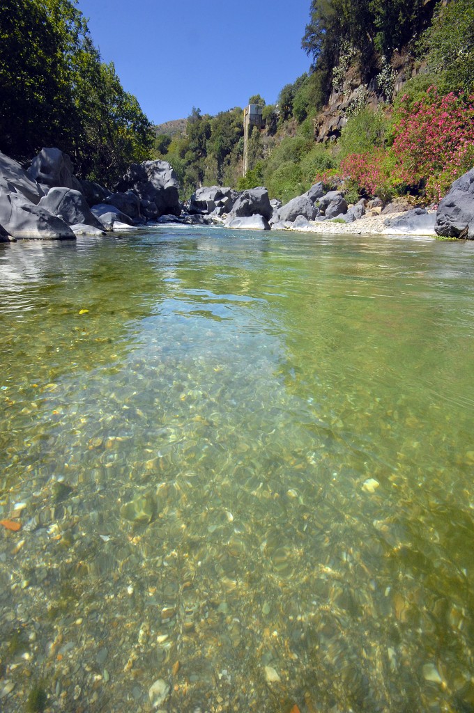 Der Fluss Alcantara auf Sizilien. Aufnahme: Juli 2013.