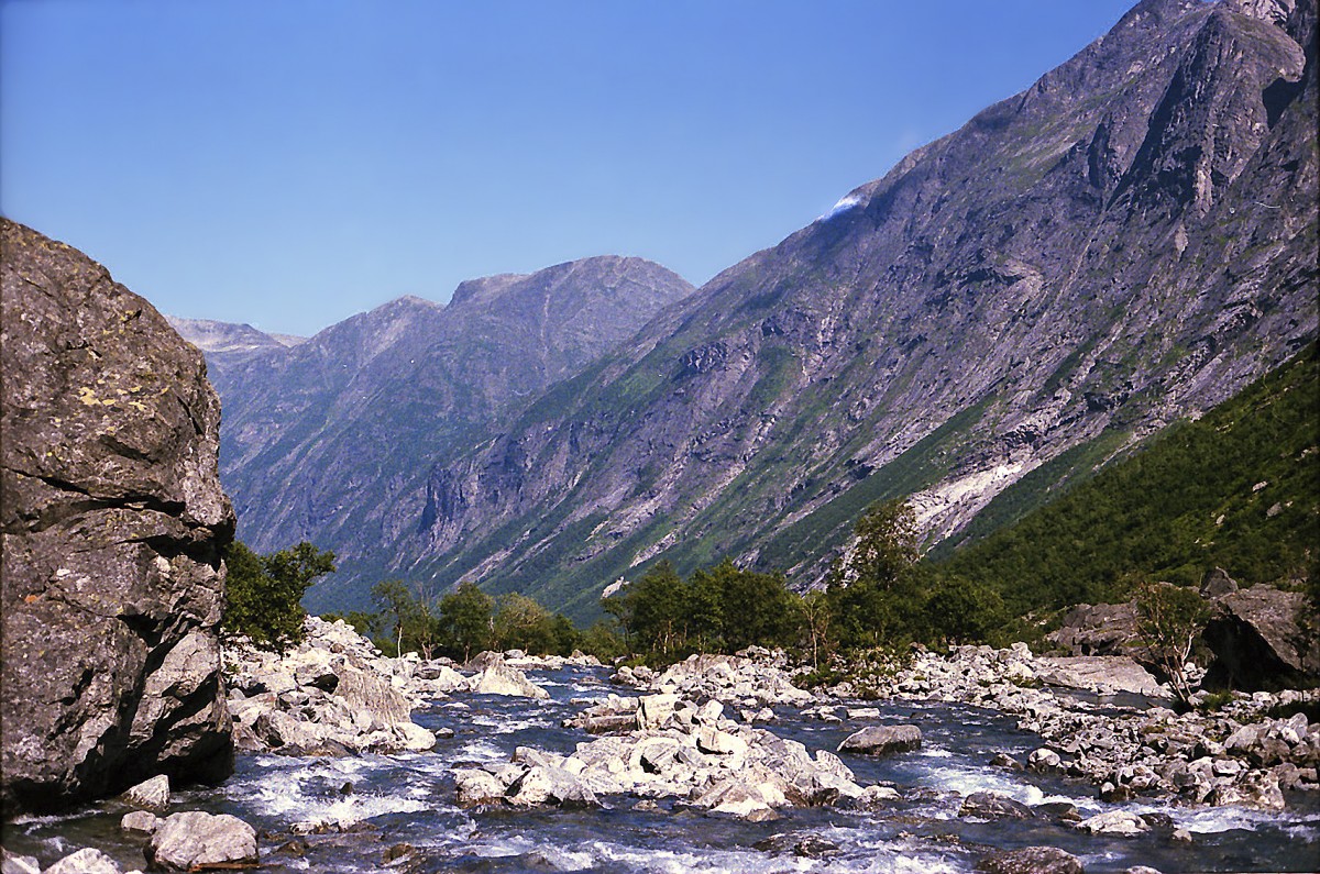 Der Fluss Istra am Trollstigvegen. Aufnahme: Juli 1985 (digitalisiertes Negativfoto).