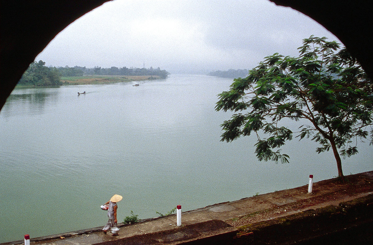 Der Fluss Sông Hương bei der ehemaligen Kaiserstadt von Hue in Vietnam. Bild vom Dia. Aufnahme: Januar 2001.