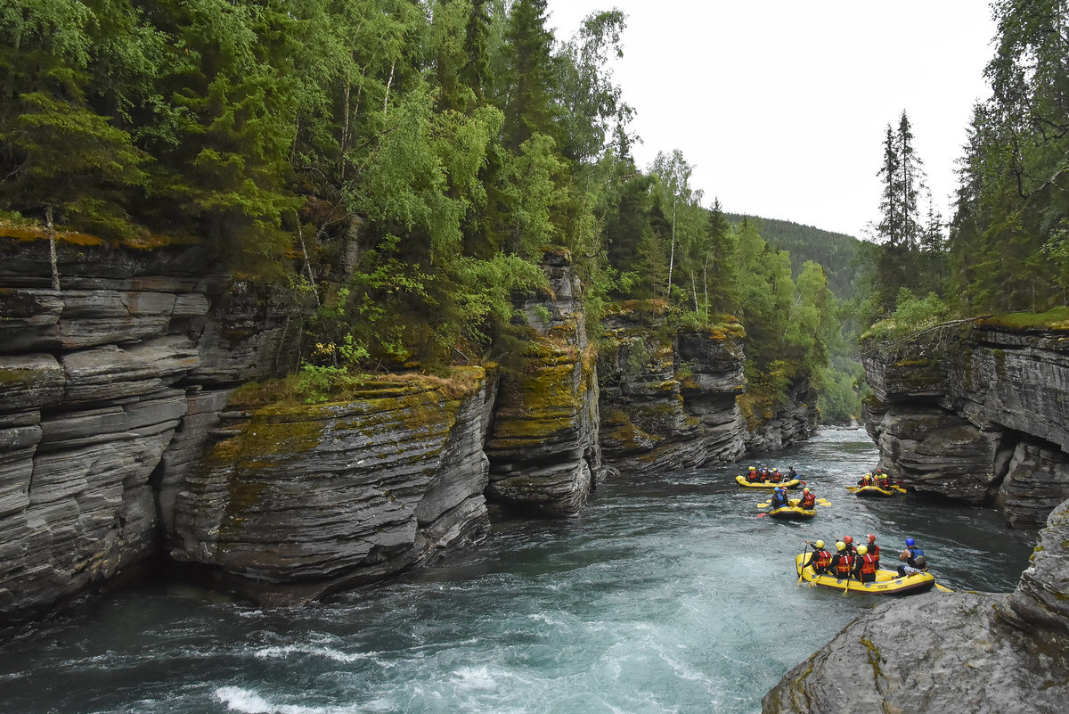 Der Fluss Sjoa ist ein wasserreicher Wildfluss im norwegischen Oppland. Die letzten Kilometer des Flussverlaufs durch das Heidalen stellen ein sehr beliebtes Kajak- und Raftgewässer dar. 
Aufnahme: 19. Juli 2018.