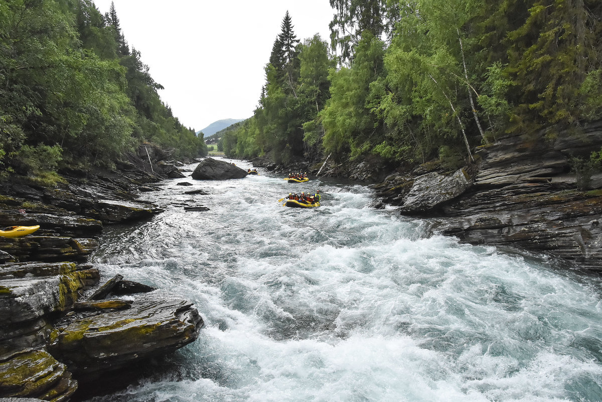 Der Fluss Sjoa ist ein wasserreicher Wildfluss im norwegischen Oppland. Die letzten Kilometer des Flussverlaufs durch das Heidalen stellen ein sehr beliebtes Kajak- und Raftgewässer dar. 
Aufnahme: 19. Juli 2018.