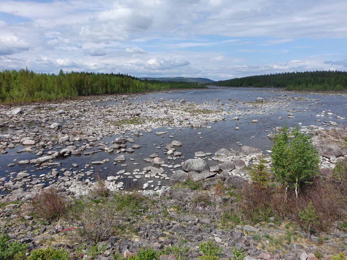 Der Fluss Ume älv entspringt dem See Överuman an der schwedisch-norwegischen Grenze und durchfließt in südöstlicher Richtung die Gemeinden Storuman, Lycksele, Vindeln, Vännäs und Umeå in der Provinz Västerbottens län (01.06.2018)