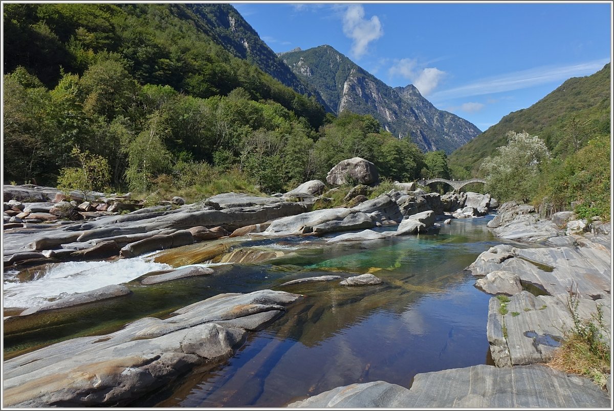 Der Fluss Verzasca lädt zum Verweilen an den ausgewaschenen Steinen ein. 
(26.09.2019)