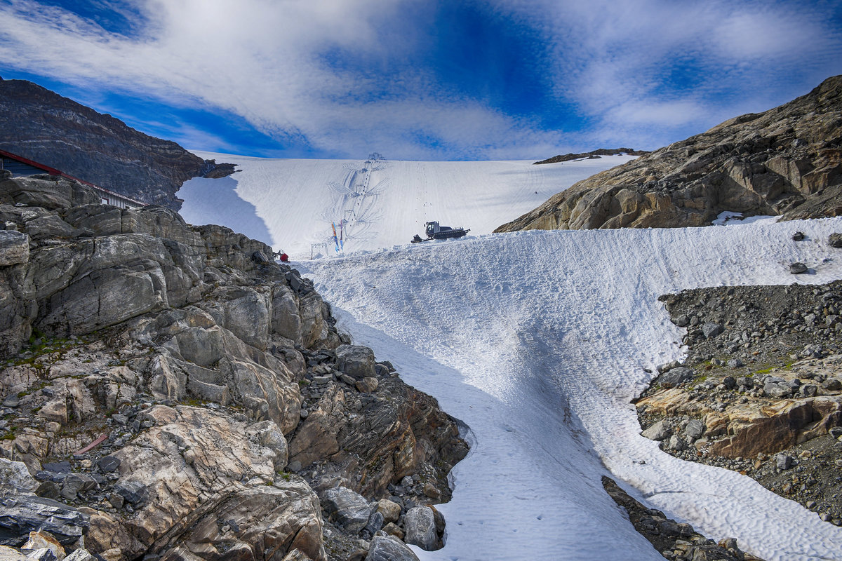 Der Folgefonna (auch Folgefonni genannt) ist der er drittgrößte Festlandsgletscher Norwegens (nach Jostedalsbreen und Svartisen). Das Sommer Ski Center Fonna liegt auf dem westlichen Teil des Folgefonna Gletschers. 
Aufnahme: 6. Juli 2018.