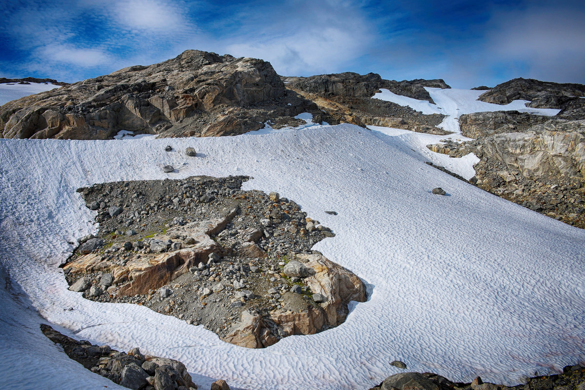 Der Folgefonna (auch Folgefonni) ist mit eine Gesamtgröße von rund 214 km² nach dem Jostedalsbreen und dem Svartisen der drittgrößte Gletscher Norwegens. Der Gletscher wird in den nördlicher Folgefonna (25 km²), den mittleren Folgefonna (9 km²) und den südlichen Folgefonna (180 km²) unterteilt, wobei der höchste Punkt 1.662 m ü.d.M. und der niedrigste 400 m ü.d.M. liegen. Aufnahme: 6. Juli 2018.