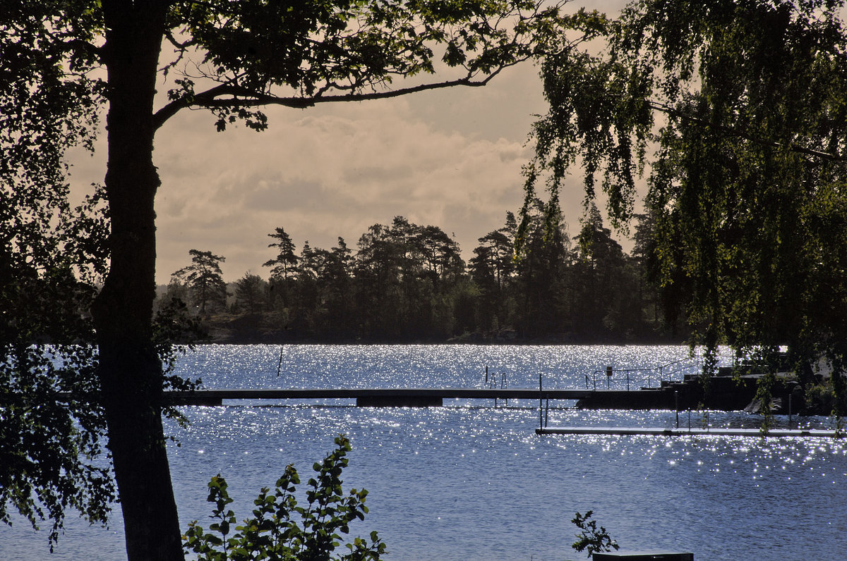 Der Helgasjön in Växjö. Die schwedische Stadt ist nicht nur sehr grün. Die Stadt ist auch umgeben von Wasser: Nördlich der Stadt liegt der Helgasjön, nordöstlich der Toftasjön, im Südwesten der Norra Bergundasjön/Södra Bergundasjön und im Ort drinnen der Växjösjön und Trummen. 
Aufnahme: 17. Juli 2017.