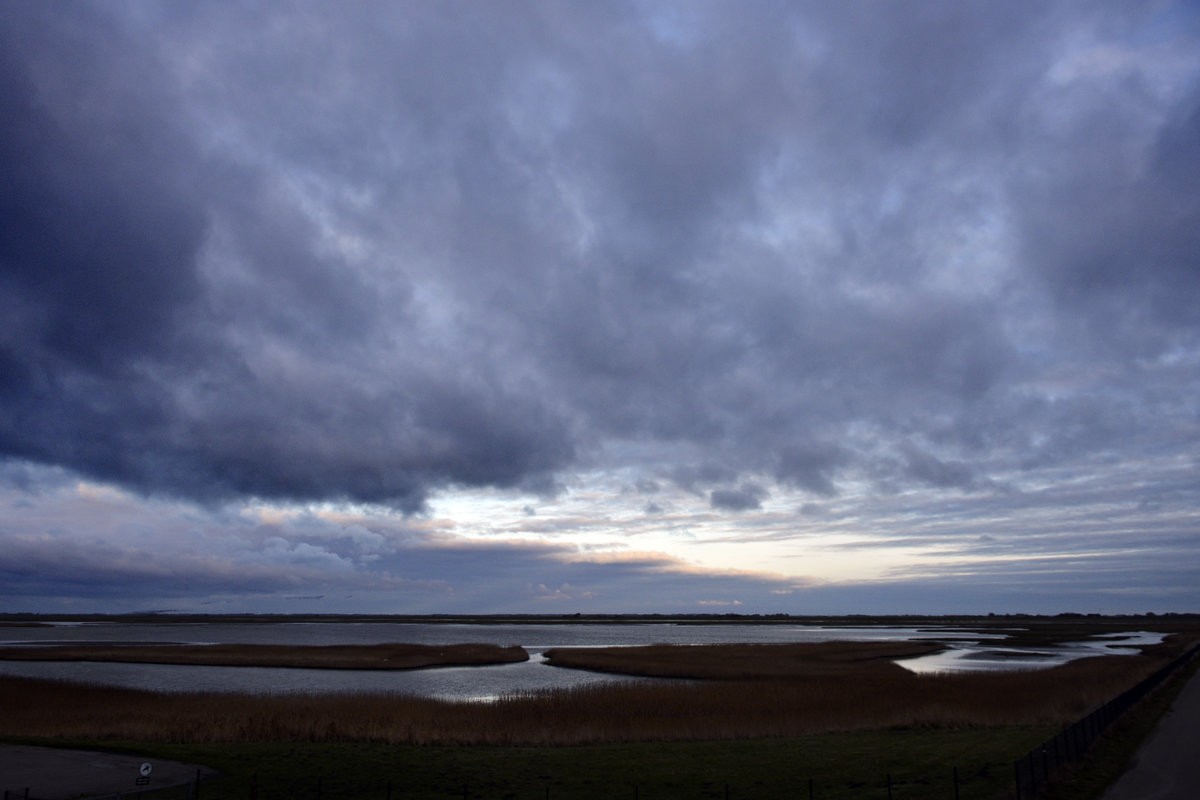 Der Himmel über dem Nationalpark Wattenmeer westlich von Rodenäs in Südtondern. Aufnahme: 4. januar 2021.