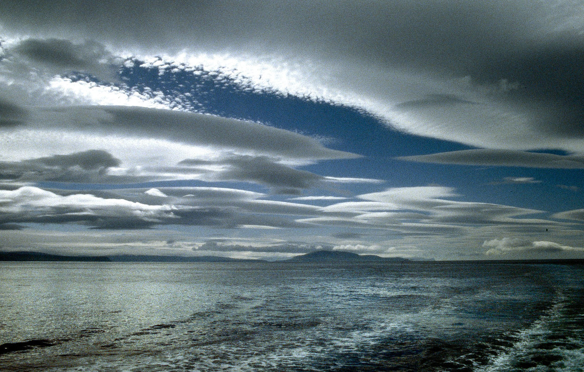 Der Himmel über den Färöer (Streymoy) vom Schiff aus gesehen. Bild vom Dia. August 1995.