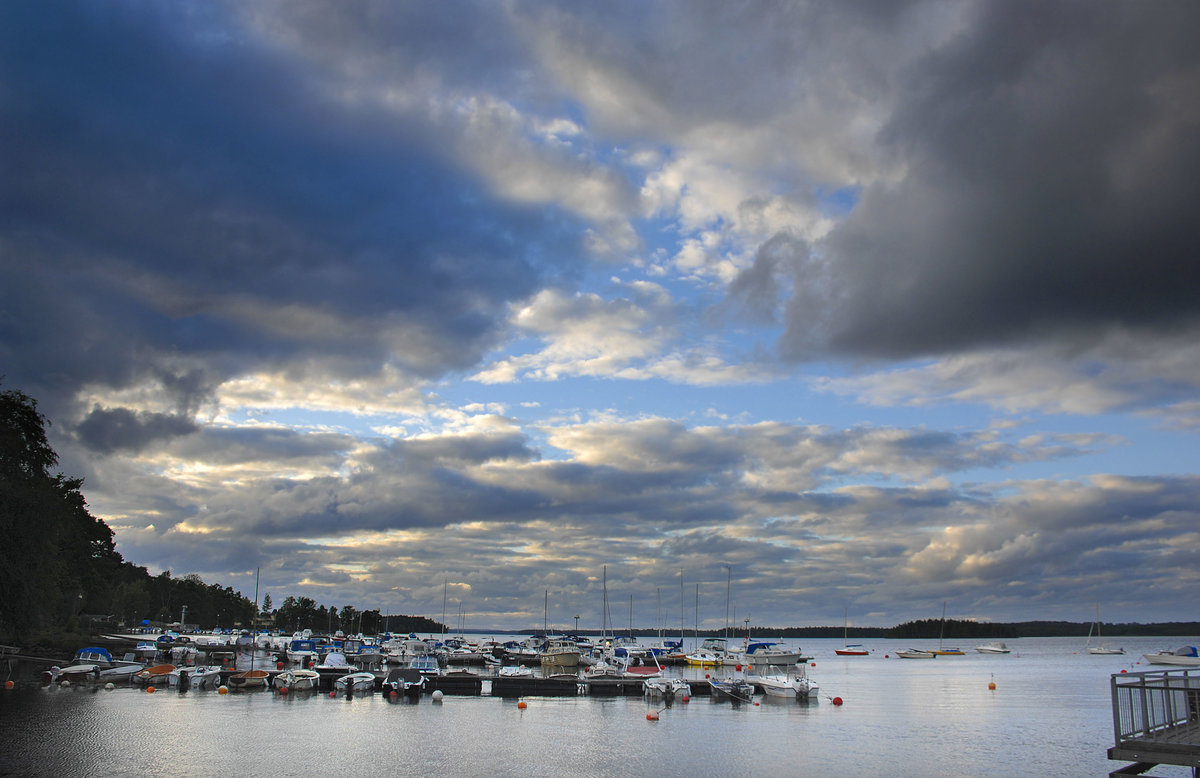 Der Himmel über Helgasjön nördlich von der Stadt Växjö im schwedischen Småland. Die Gemeinde Växjö besteht zu etwa 13% aus Seen und Flüssen.  Schon der Name Växjö weist darauf hin, den er kommt wahrscheinlich von »Straße am See«. Aufnahme: 19. Juli 2017.