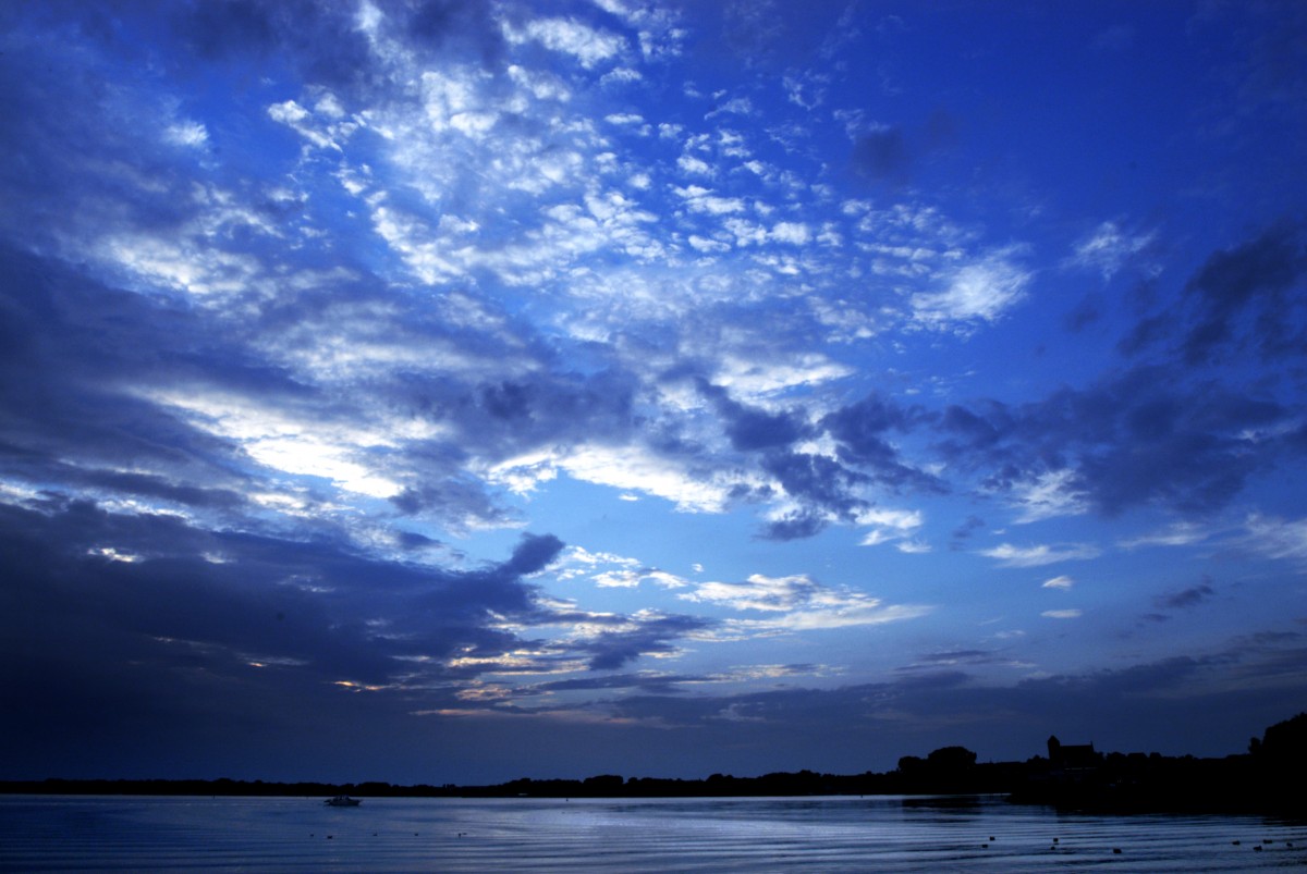 Der Himmel über Müritz bei Waren. Aufnahme: Juli 2006.