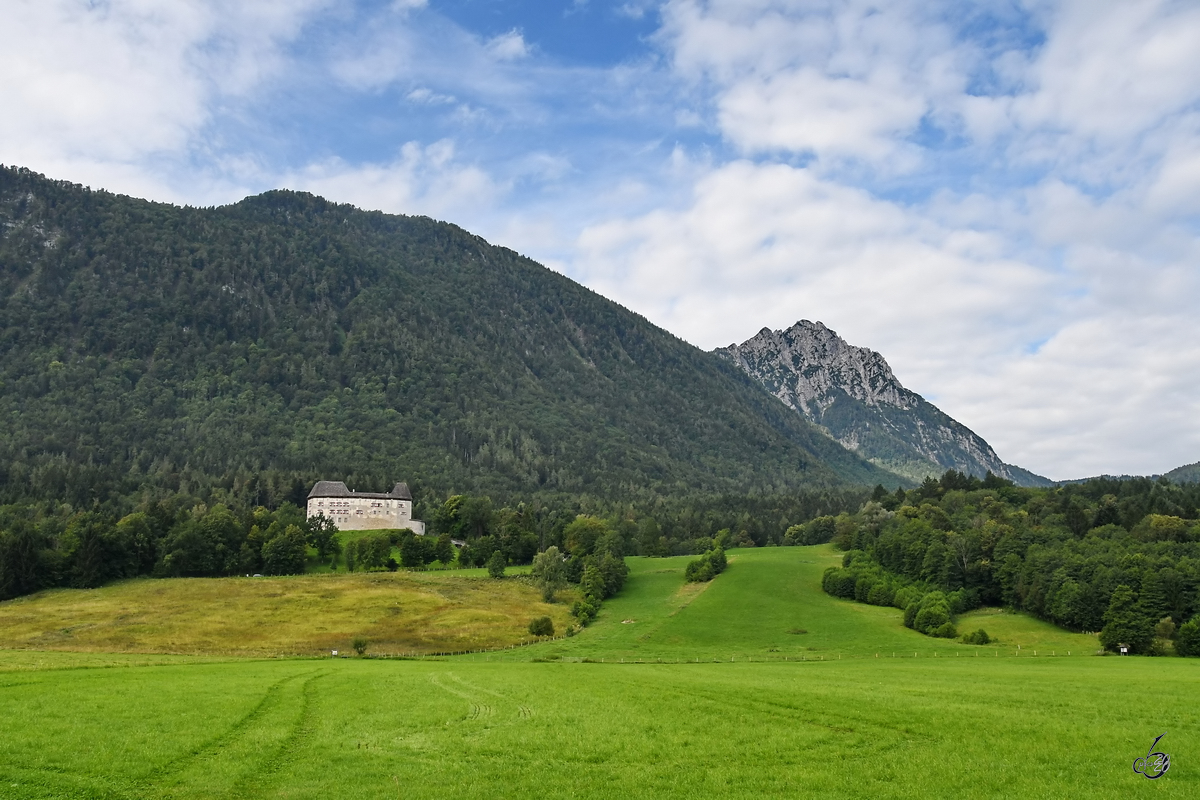 Der Hochstaufen mit dem Schloss Staufeneck am Fuße. (Piding, August 2020)