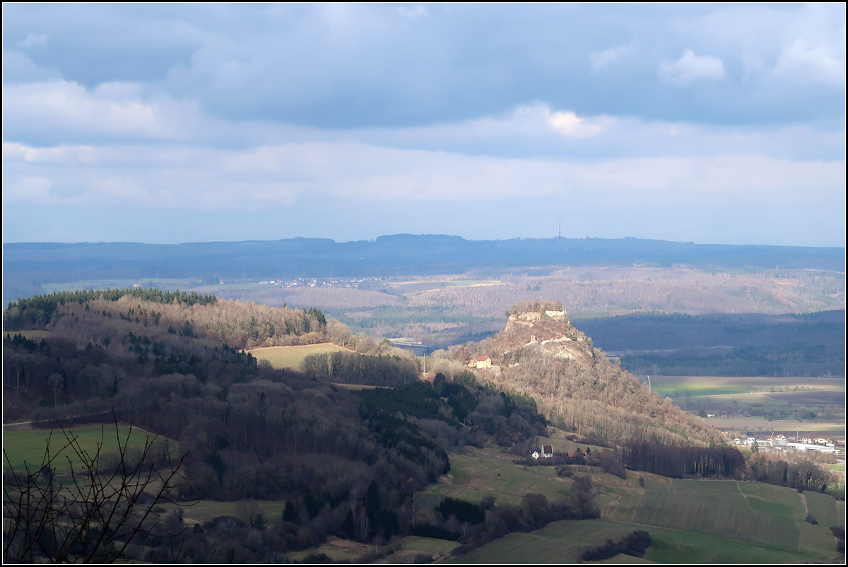 Der Hohenkrähen im Licht -

gesehen vom Hohentwiel aus.

04.02.2018 (M)