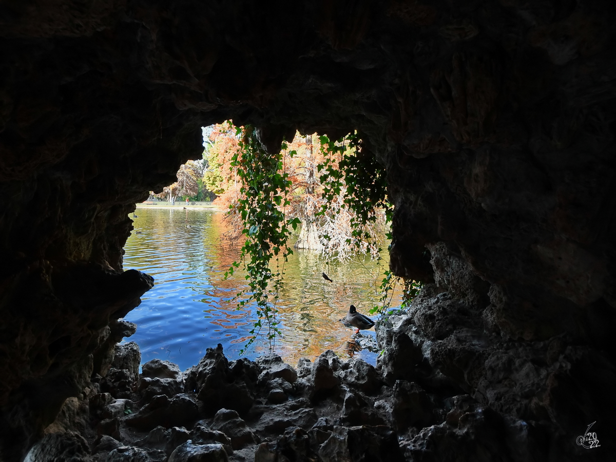 Der idyllische Retiro-Park ist der beliebteste und bekannteste Park in Madrid. Hier gibt es viel zu sehen, wie dieser Blick durch eine Grotte auf den Teich des künstlichen angelegten Berges El Retiro beweist. (November 2022)
