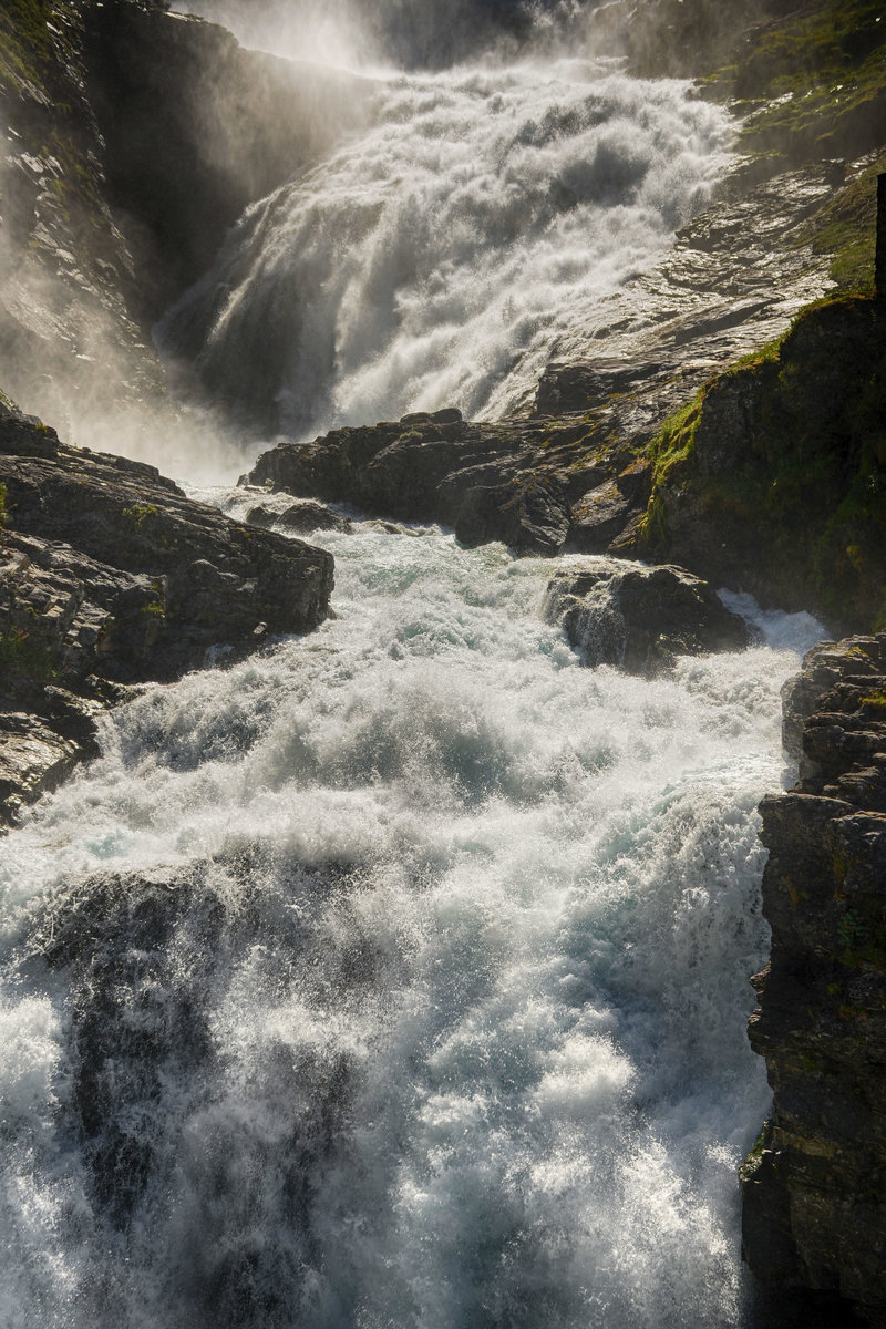 Der Kjosfossen-Wasserfall ist ein sagenumwobener Wasserfall in Norwegen. Er gehört zur Gemeinde Aurland in der Provinz Sogn og Fjordane und liegt direkt an der Flåmsbahn. 1951 wurde in der Nähe des Wasserfalls ein Halteplatz für die Bahn errichtet, damit die Reisenden den Zug verlassen können, um den Wasserfall zu besichtigen. Der Halteplatz liegt etwa vier Kilometer von der Bahnstation Myrdal entfernt in einer Höhe von 670 Metern über dem Meer.
Aufnahme: 13. Juli 2018.