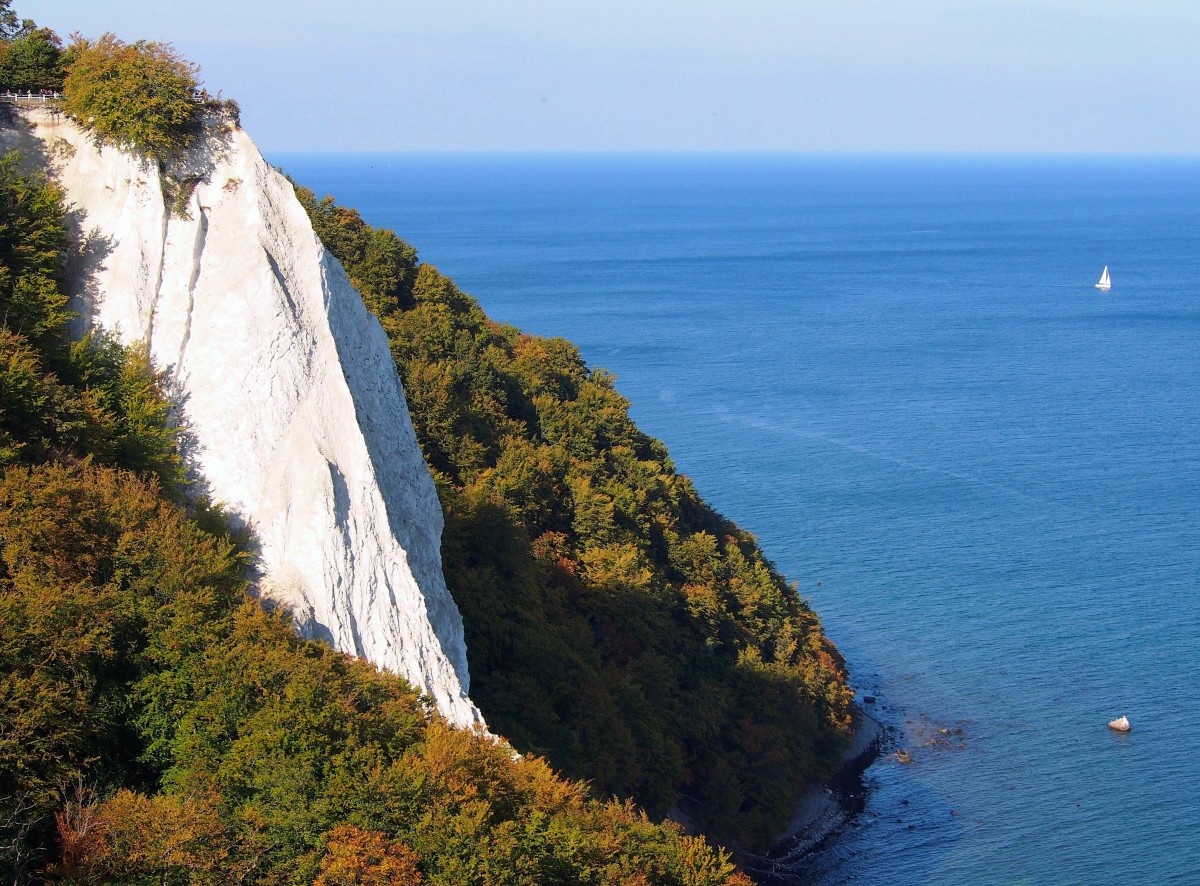 Der Königsstuhl in der Stubbenkammer, Blick von der Victoria-Sicht auf den 118 m über der Ostsee gelegenen höchsten Kreidefelsen Rügens im Nationalpark Jasmund. (3. Oktober 2012)