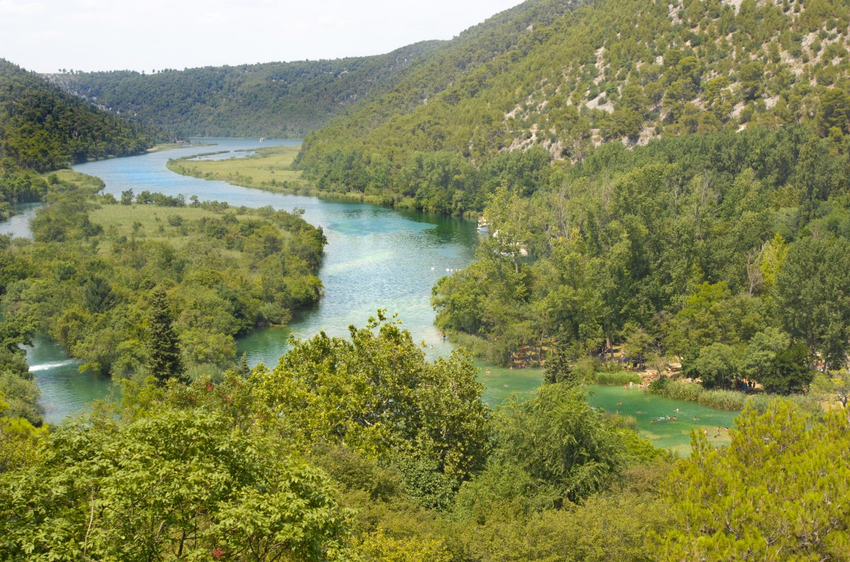 Der Krka-Fluss fliesst in Richtung Skradin. Aufnahme: Oktober 2009.