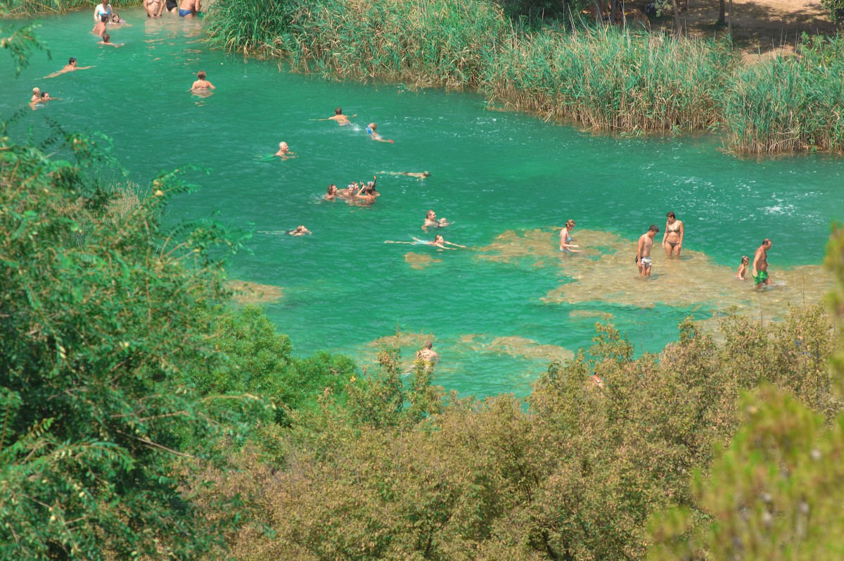 Der kroatische Nationalpark Krka ist einer der kroatischen Nationalparks benannt nach dem Fluss Krka. Er umfasst eine Fläche von 109,5 km², in der er den rund 45 Kilometer langen Flussabschnitt der Krka zwischen Knin und Skradin sowie den Unterlauf des Nebenflusses Čikola umschließt. Aufnahme: Juli 2009.