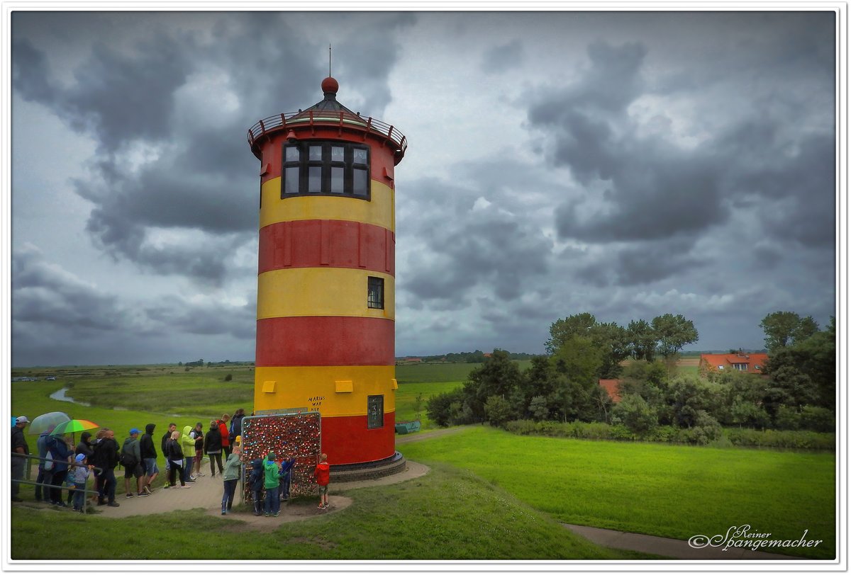 Der Leuchtturm von Pilsum, bekannt aus dem Film  Otto der Außerfriesische , aufgenommen Ende Juli 2017