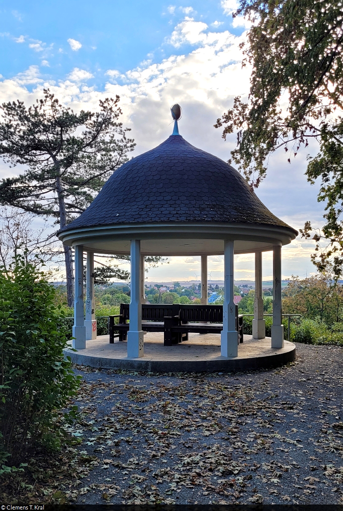 Der Luisenblick liegt im Südwesten der Stadt Aschersleben, auf dem Gelände der Alten Burg, und ist ein herrliches Ziel für Wanderer und Spaziergänger. Dort kann wunderbar in das Harzvorland und Mansfelder Land geschaut werden. Die Aussichtshalle stammt vom bekannten Stadtplaner Hans Heckner aus dem Jahr 1911. Vor nicht allzu langer Zeit hat der ortsansässige Verschönerungsverein auch die Bänke erneuert.

🕓 22.9.2022 | 17:06 Uhr