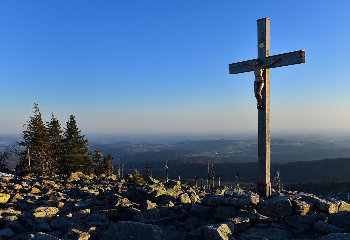 Der Lusen ist mit seiner Höhe von 1373 Metern nach dem Großen Rachel, Kleinen Rachel, Kleinen Arber, Plattenhausenriegel und Großen Arber der sechsthöchste Berg im Bayerischen Wald bzw. Böhmerwald. Am 19.04.2018 entstand ein Foto am Abend. 