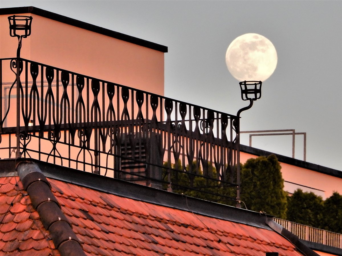 Der Mond als Terrassenbeleuchtung, im richtigen Moment am richtigen Ort, 6. Mai 2020 um 20:31 Uhr