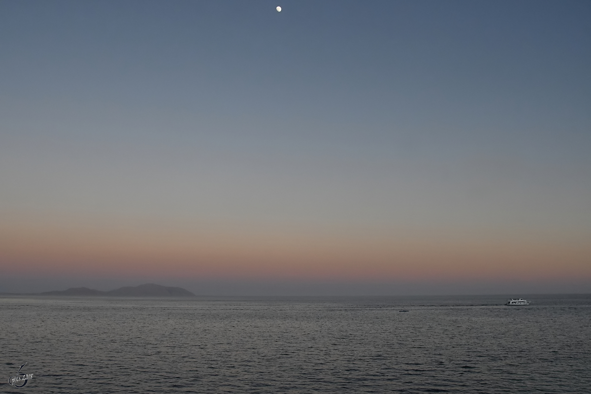 Der Mond über dem Roten Meer. (Scharm El-Scheich, Dezember 2018)