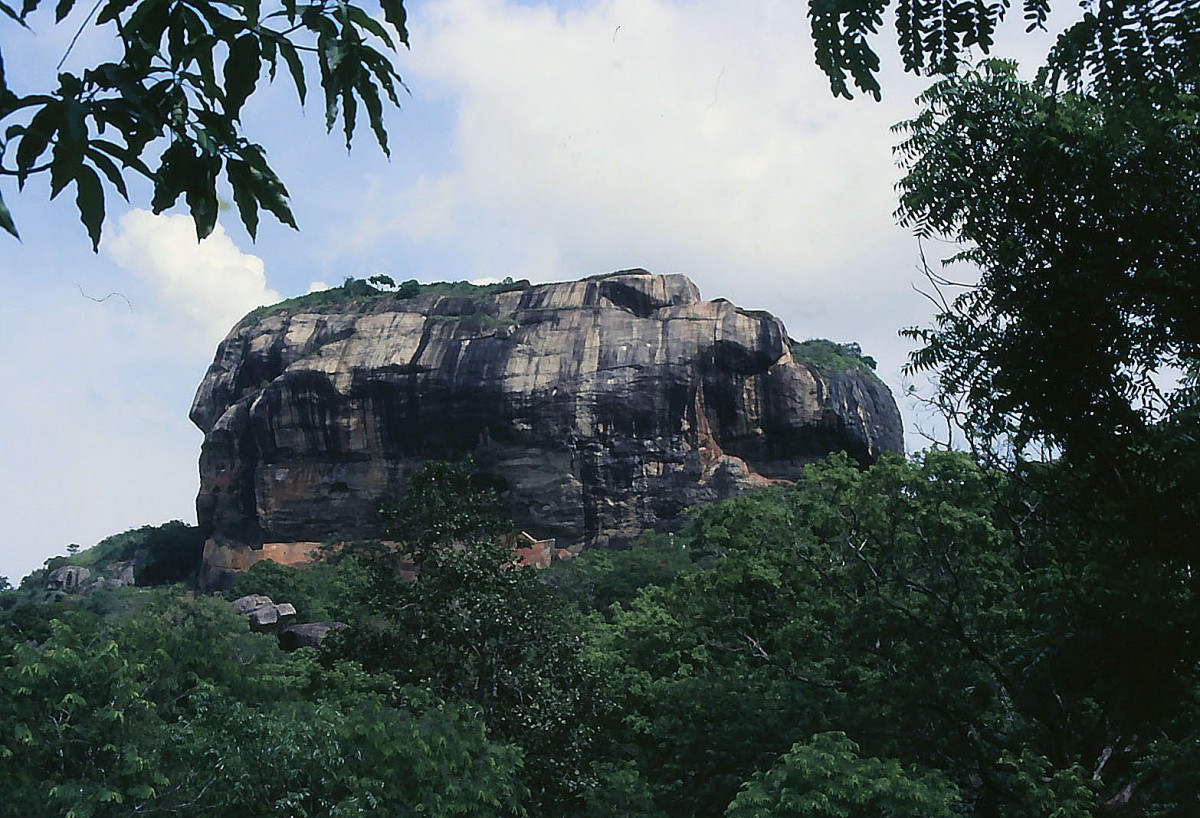 Der Monoloth Sigiriya im zentralen Sri Lanka. Aufnahme: Januar 1989 (Bild vom Dia).