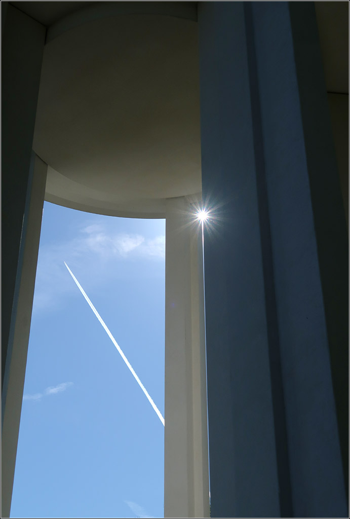 Der Monopteros in Winterbach - 

... Gegenlicht mit Sonne und Kondenzstreifen.

09.05.2021 (M)