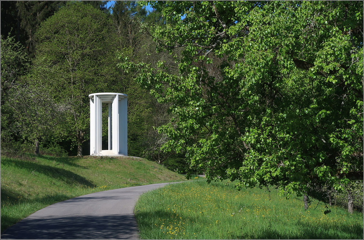 Der Monopteros in Winterbach - 

Zur Remstalgartenschau entstand in jeder Gemeinde und Stadt eine Station, die von bekannten deutschen Architekten gestaltet wurden. Die jeweiligen Standorte wurde unter den Architekten ausgelost.

In Winterbach gestalteten Burger Rudacs Architekten aus München den sogenannte Monopteros einen Rundbau aus hellem Beton in einer Streuobstwiese.

https://www.burger-rudacs.de/monopteros-winterbach.html

09.05.2021 (M)