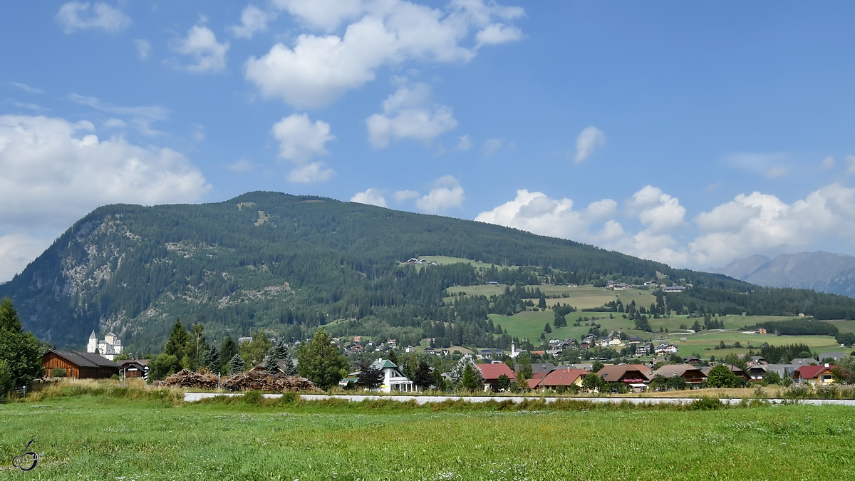 Der Moserkopf, davor das beschauliche Örtchen Mauterndorf. (August 2019)