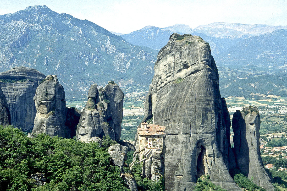 Der Name Metéora leitet sich von meteorizo (μετεωρίζω) ab, was »in die Höhe heben« bedeutet. Dieser Name beschreibt die Lage der Klöster, die auf hohen Sandsteinfelsen gebaut wurden und bei dunstiger Luft manchmal zu schweben scheinen. Bild vom Dia. Aufnahme: Juni 1992.