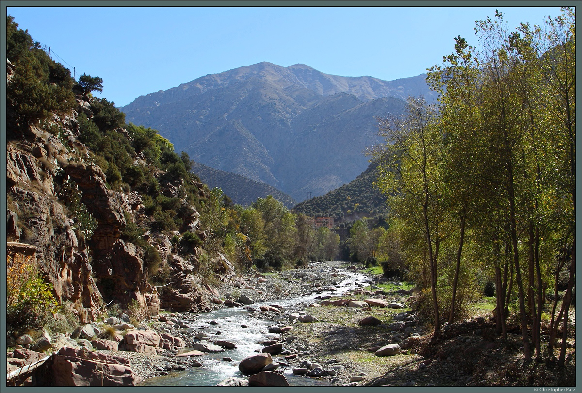 Der Oued Ourika durchfließt das Ourika-Tal im Hohen Atlas nahe Marrakesch. Die Berge im Hintergrund erreichen eine Höhe von etwa 3500 m. (19.11.2015)