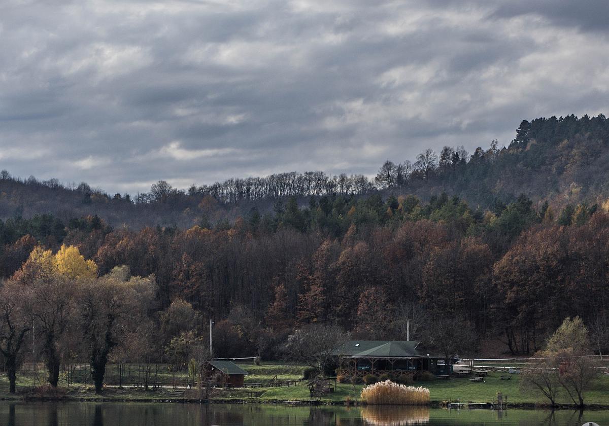 Der  Pécsi See  und die Berge die um dem Dorf  Orfű  liegen, anno am 12.11.2017 beim wolkigen Wetter 