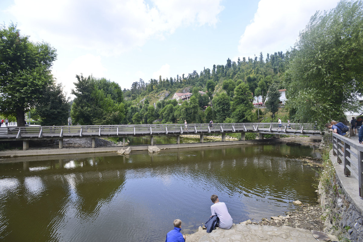 Der Pivka-See am Eingang zur Grotte Postojna in Slowenien. Aufnahme:  27. Juli 2016.