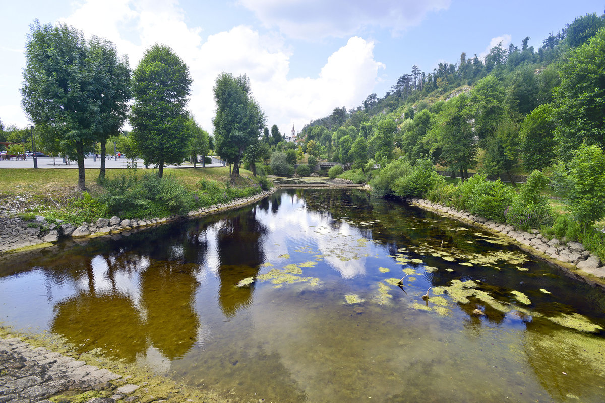 Der Pivka-See am Eingang zur Grotte Postojna in Slowenien. Aufnahme:  27. Juli 2016.